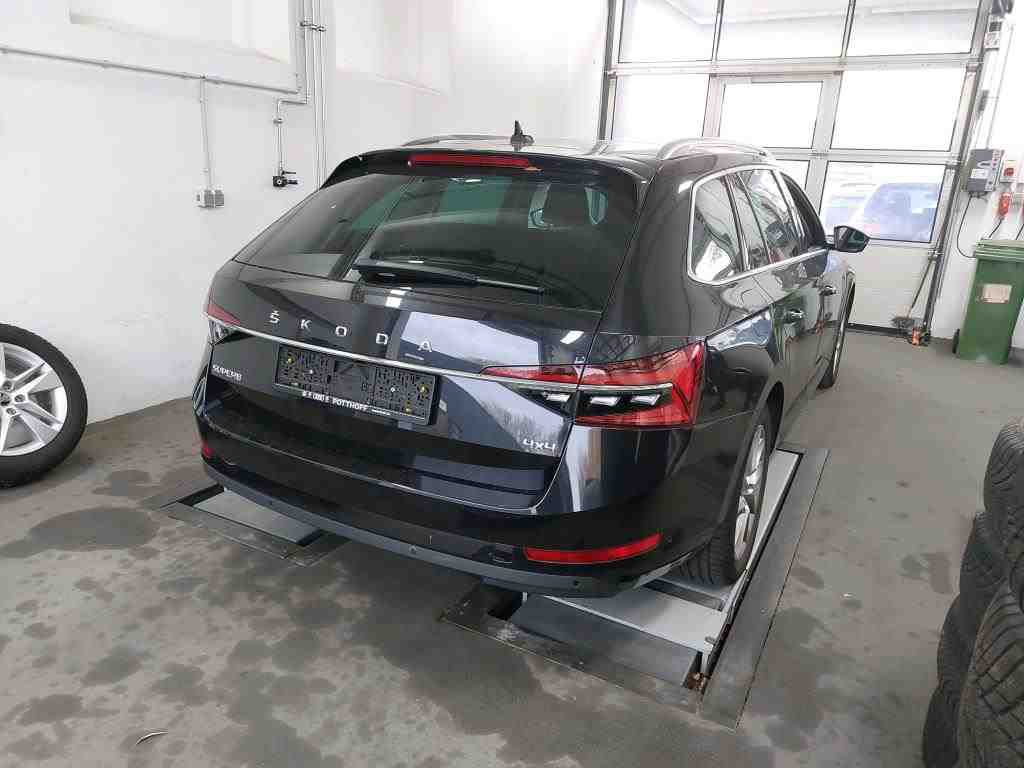 Bild 1: Skoda Superb Combi 2.0 TDI DSG 4x4 STYLE PANO STDHZG AHK MATRIX