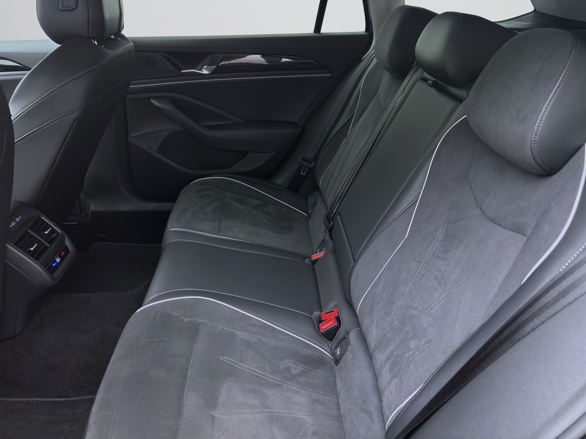 Bild 13: Volkswagen Passat Variant 1.5 TSI eHybrid DSG BUSINESS AHK NAVI KAMERA SITZHZG