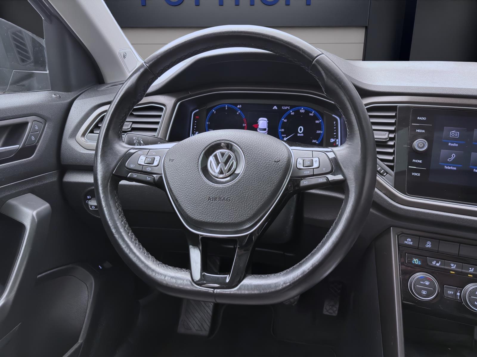 Bild 10: Volkswagen T-Roc 1.6 TDI STYLE R-LINE AHK ACC NAVI LED PANO