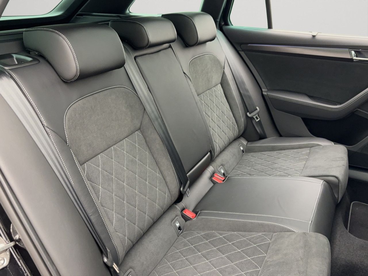 Skoda Superb COMBI SPORTLINE AHK MATRIX STANDH PANO NAVI VOLL!!!