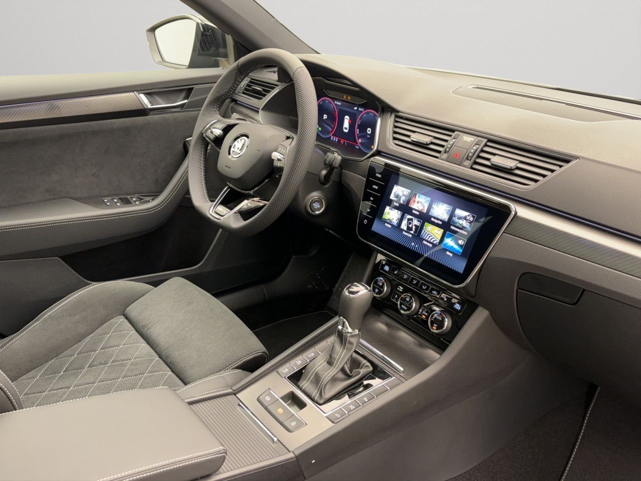 Skoda Superb COMBI SPORTLINE AHK MATRIX STANDH PANO NAVI VOLL!!!