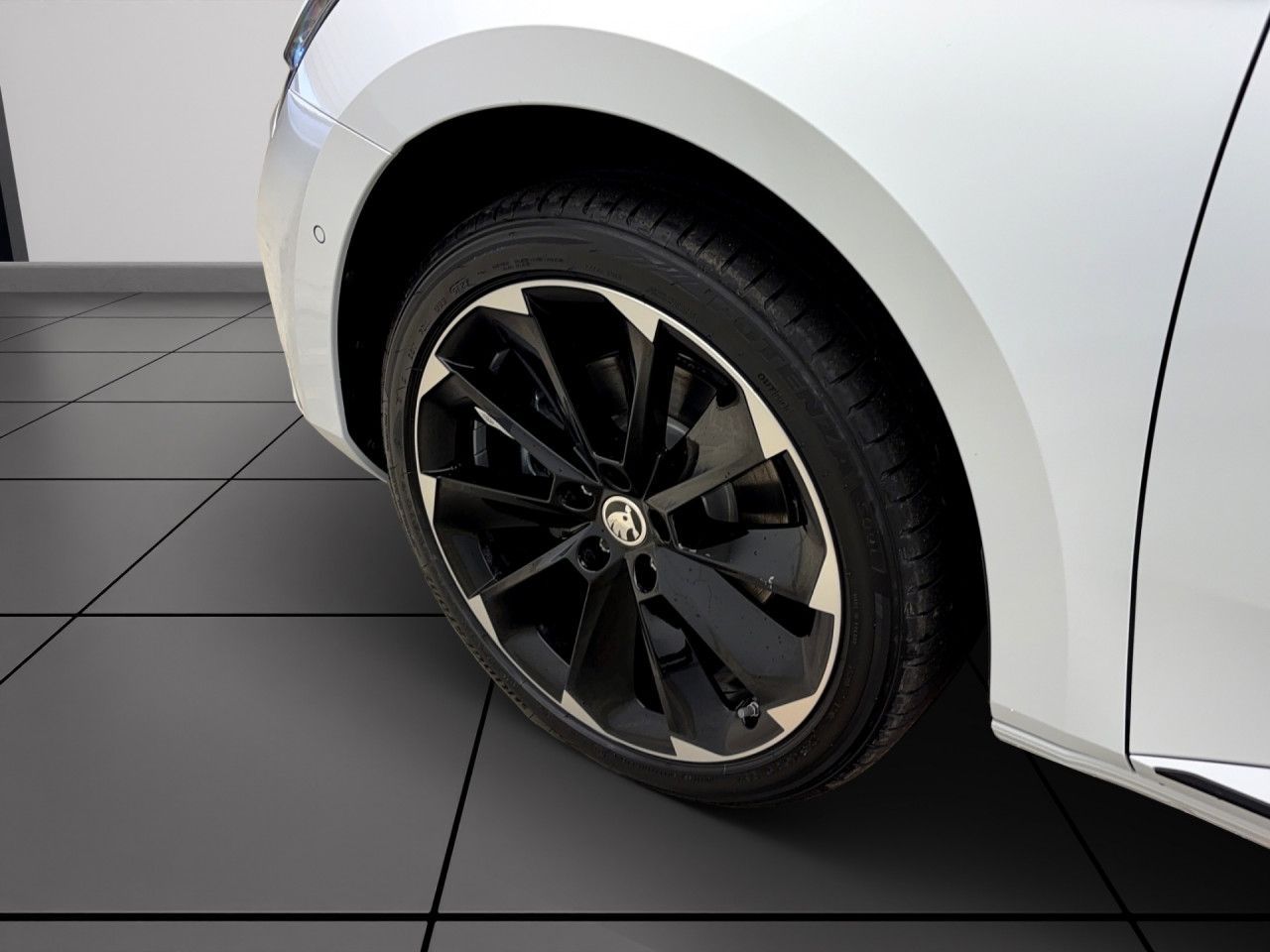 Skoda Superb COMBI SPORTLINE AHK MATRIX STANDH PANO NAVI VOLL!!!