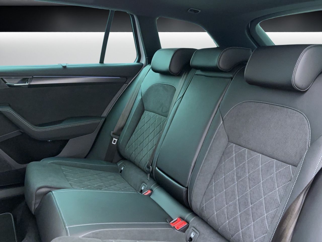 Skoda Superb COMBI SPORTLINE AHK STANDH PANO 360°-KAM MATRIX VOLL!!!