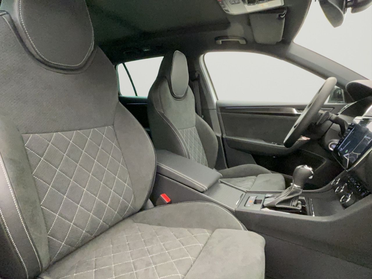 Skoda Superb COMBI SPORTLINE AHK STANDH PANO 360°-KAM MATRIX VOLL!!!
