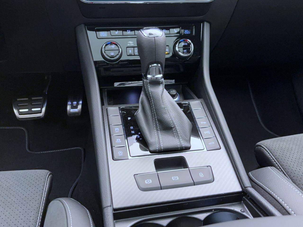 Skoda Superb COMBI SPORTLINE AHK STANDH PANO 360°-KAM MATRIX VOLL!!!