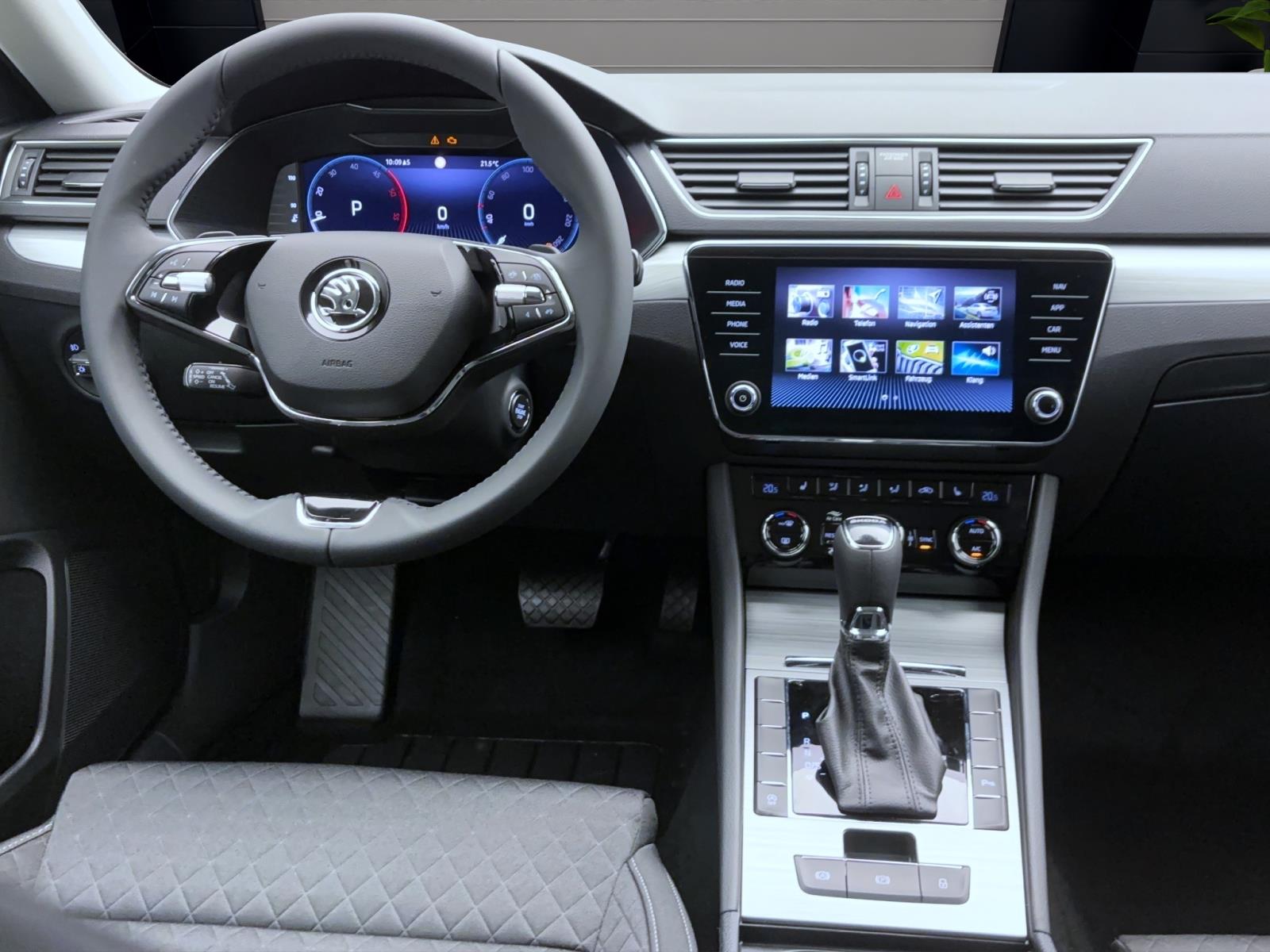 Skoda Superb COMBI AMBITION DSG AHK NAV LED KAM PDC SMARTLINK