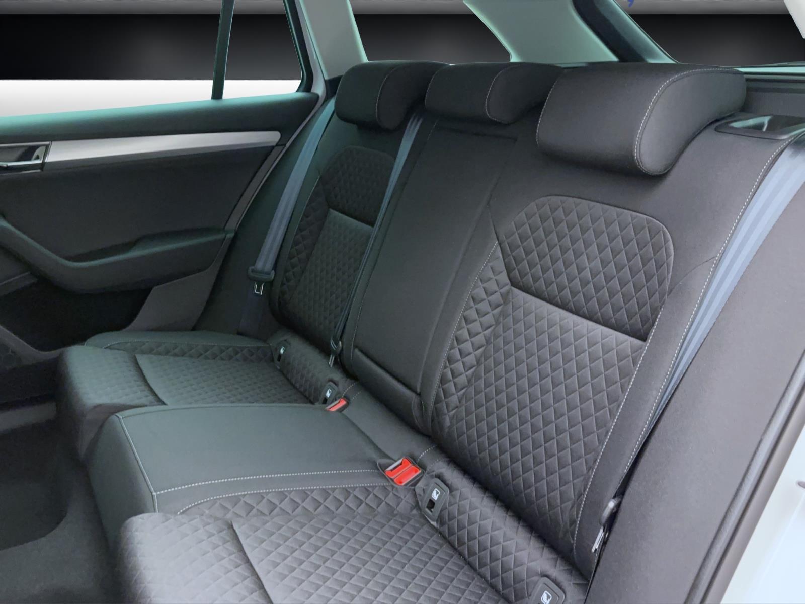 Skoda Superb COMBI AMBITION DSG AHK NAV LED KAM PDC SMARTLINK