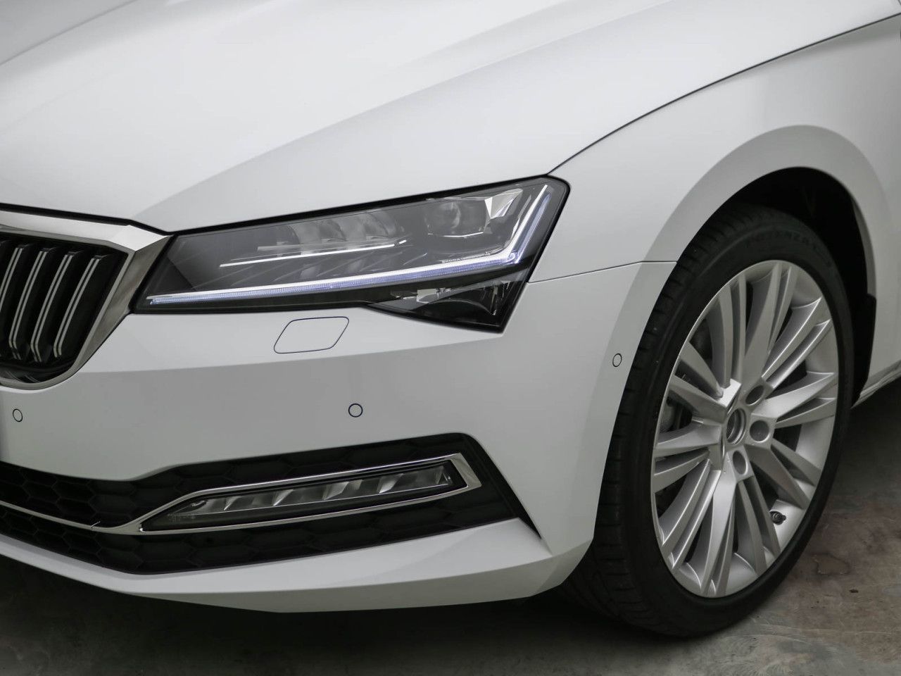 Skoda Superb COMBI STYLE 2.0 TDI DSG AHK MATRIX STANDH. ACC 360°