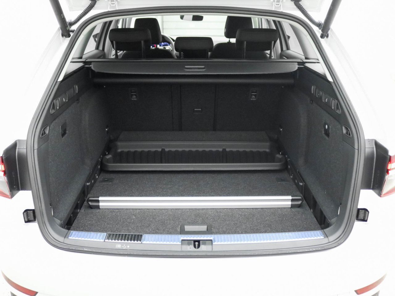 Skoda Superb COMBI STYLE 2.0 TDI DSG AHK MATRIX STANDH. ACC 360°