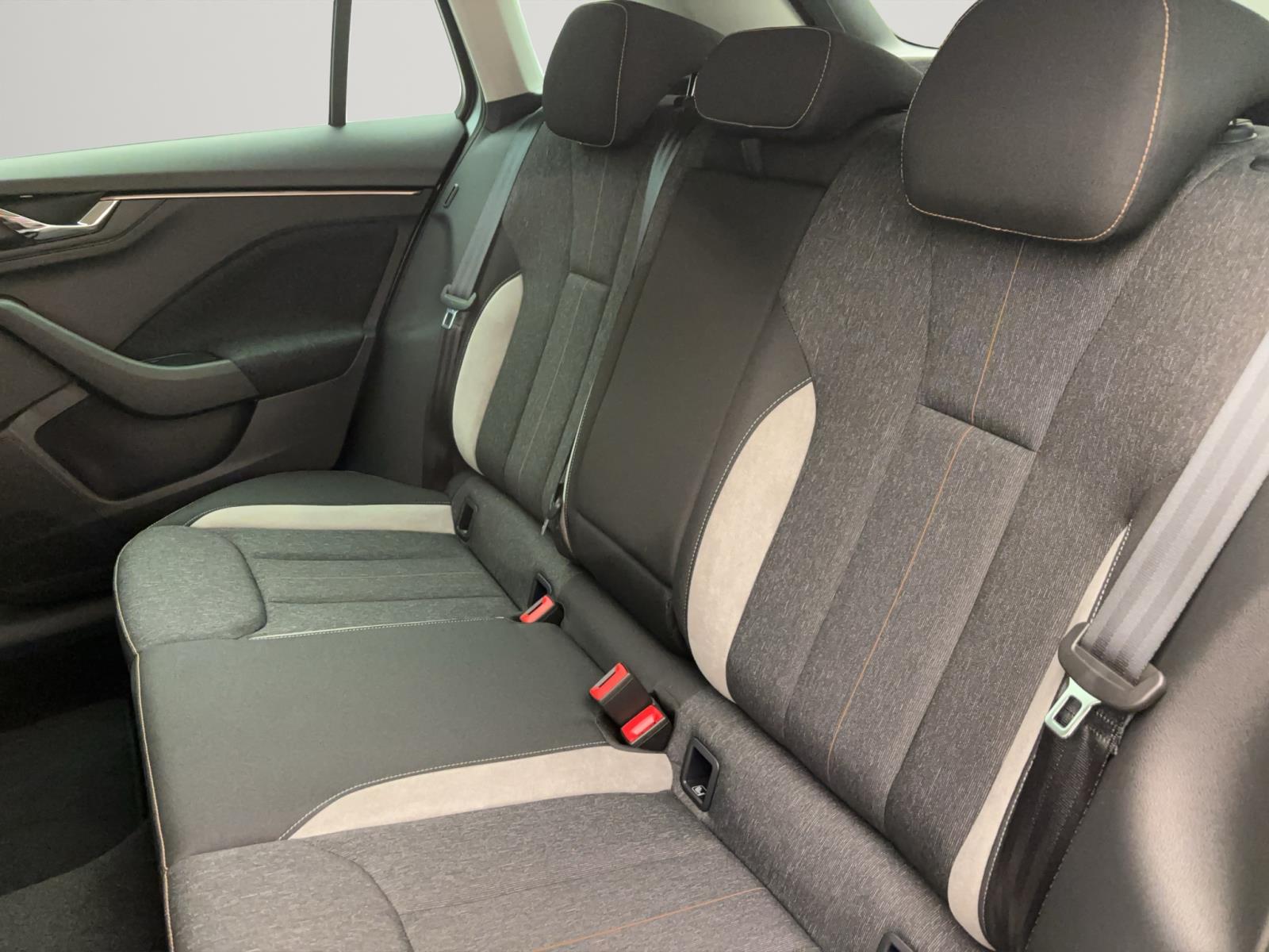 Skoda Kamiq DRIVE DSG AHK 18 NAV ACC KAM MATRIX SPORT-P.