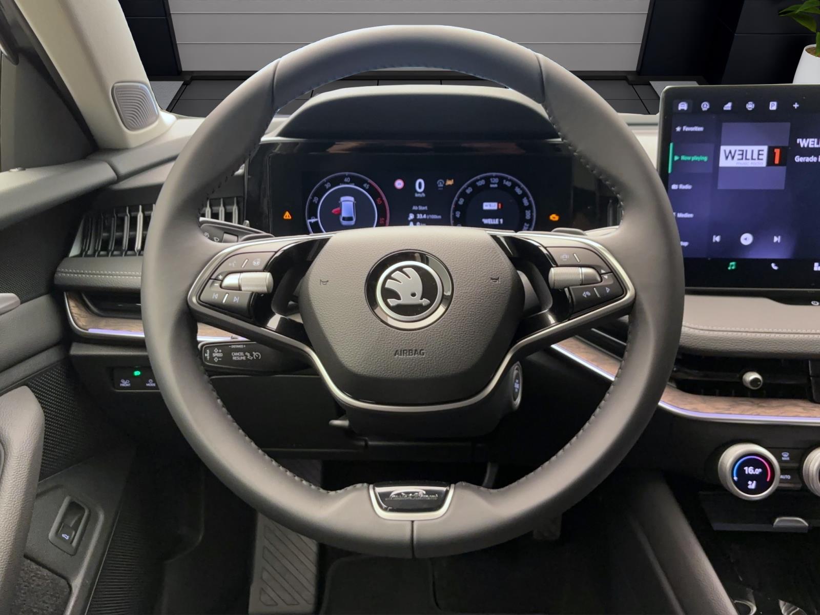 Skoda Superb COMBI L&K AHK NAV DCC KAM MATRIX CANTON