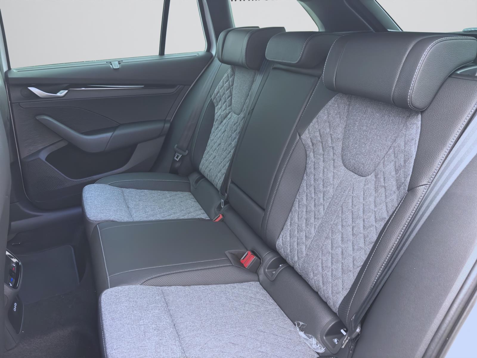Skoda Octavia COMBI SPORTLINE DSG AHK STANDH pACC DCC HEAD-UP CANTON