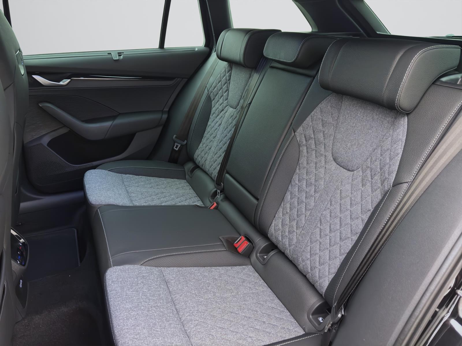 Skoda Octavia COMBI SPORTLINE DSG AHK STANDH pACC DCC HEAD-UP CANTON