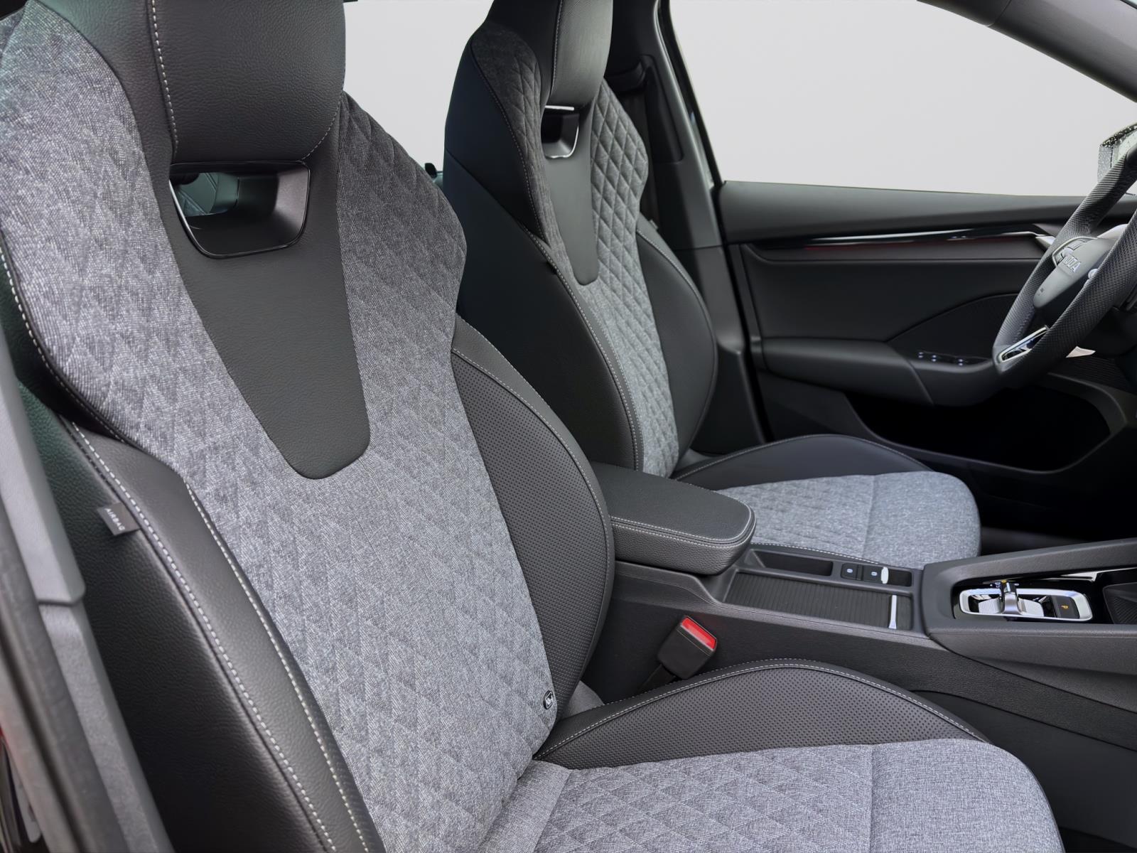 Skoda Octavia COMBI SPORTLINE DSG AHK STANDH pACC DCC HEAD-UP CANTON