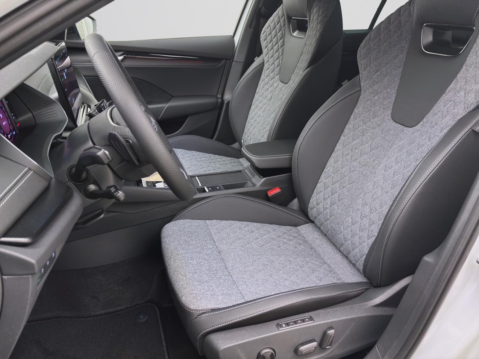 Skoda Octavia COMBI SPORTLINE DSG AHK STANDH pACC DCC HEAD-UP CANTON
