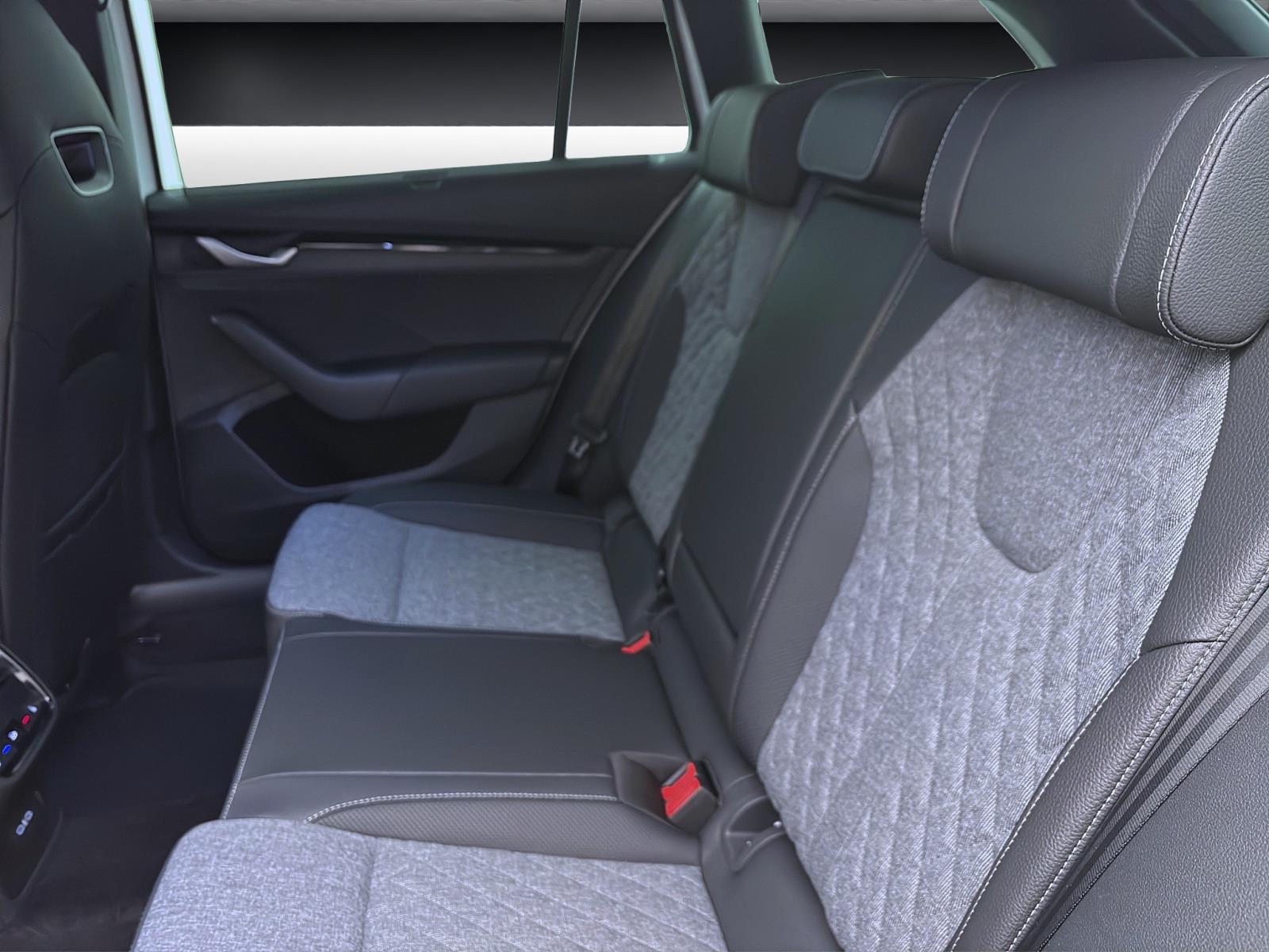 Skoda Octavia COMBI SPORTLINE DSG AHK STANDH pACC DCC HEAD-UP CANTON