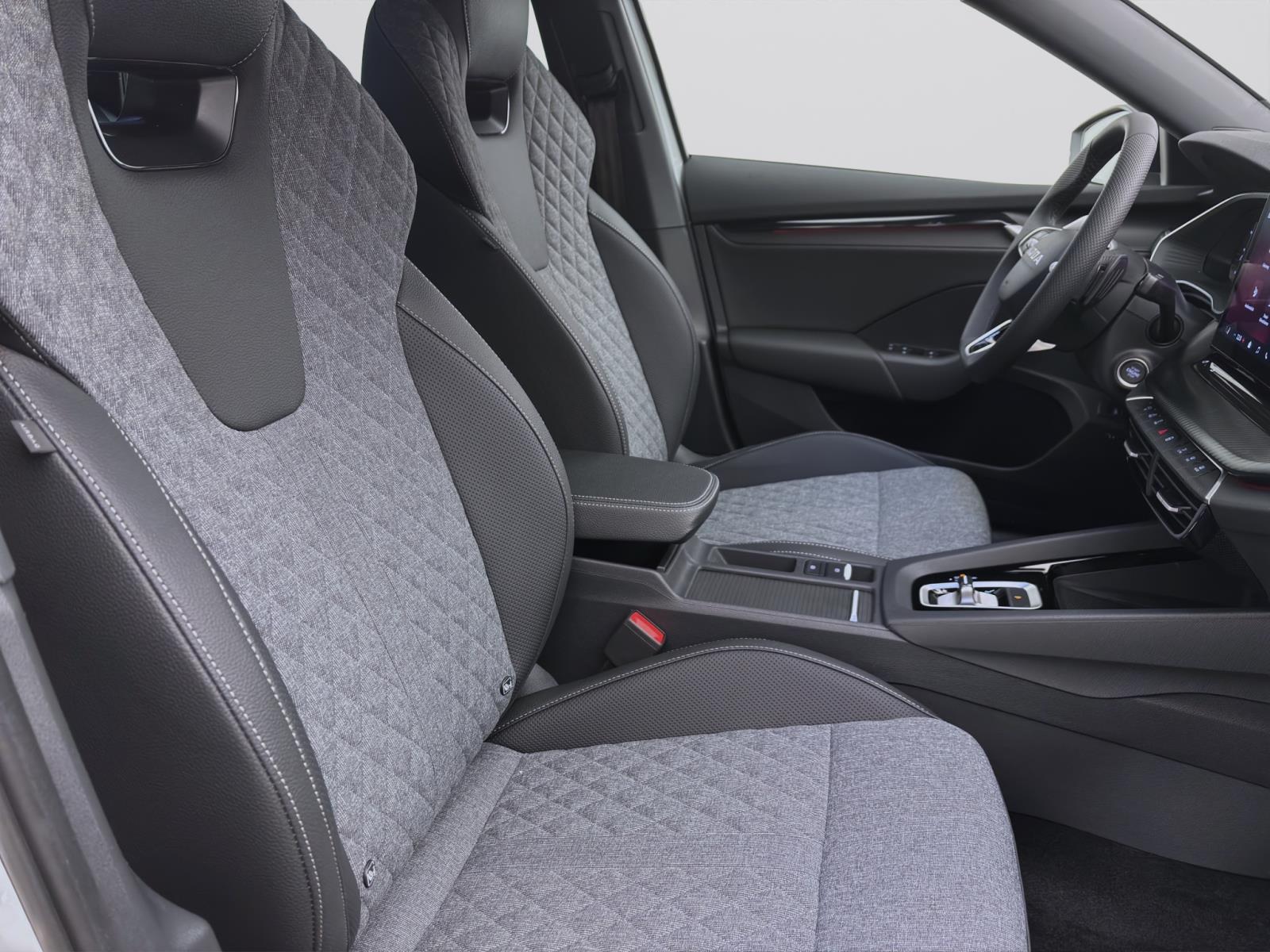 Skoda Octavia COMBI SPORTLINE DSG AHK STANDH pACC DCC HEAD-UP CANTON