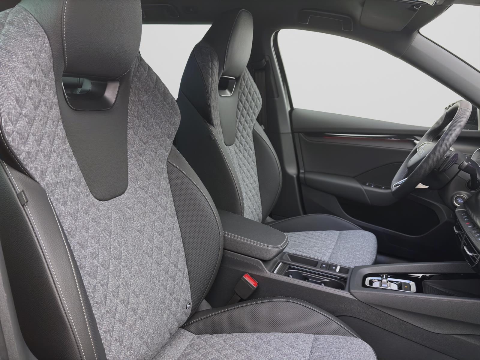 Skoda Octavia COMBI SPORTLINE DSG AHK STANDH pACC DCC HEAD-UP CANTON