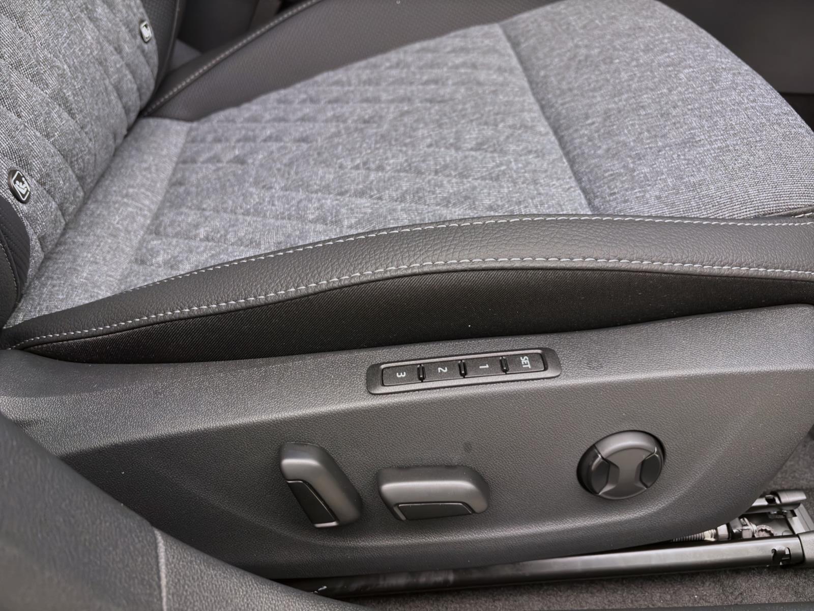 Skoda Octavia COMBI SPORTLINE DSG AHK STANDH pACC DCC HEAD-UP CANTON