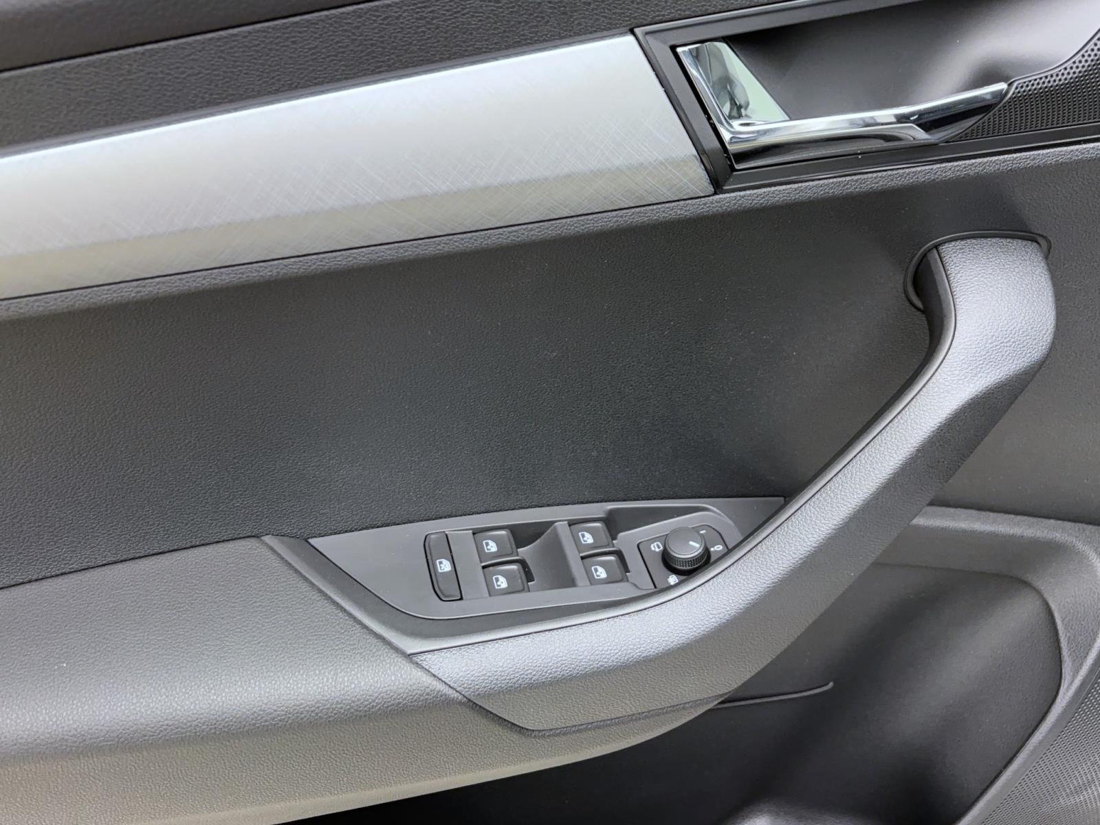 Skoda Karoq DRIVEAHK MATRIX SHZ PDC KAM SMARTL.