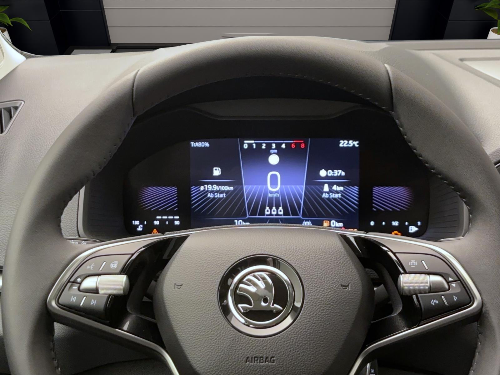 Skoda Karoq DRIVEAHK MATRIX SHZ PDC KAM SMARTL.