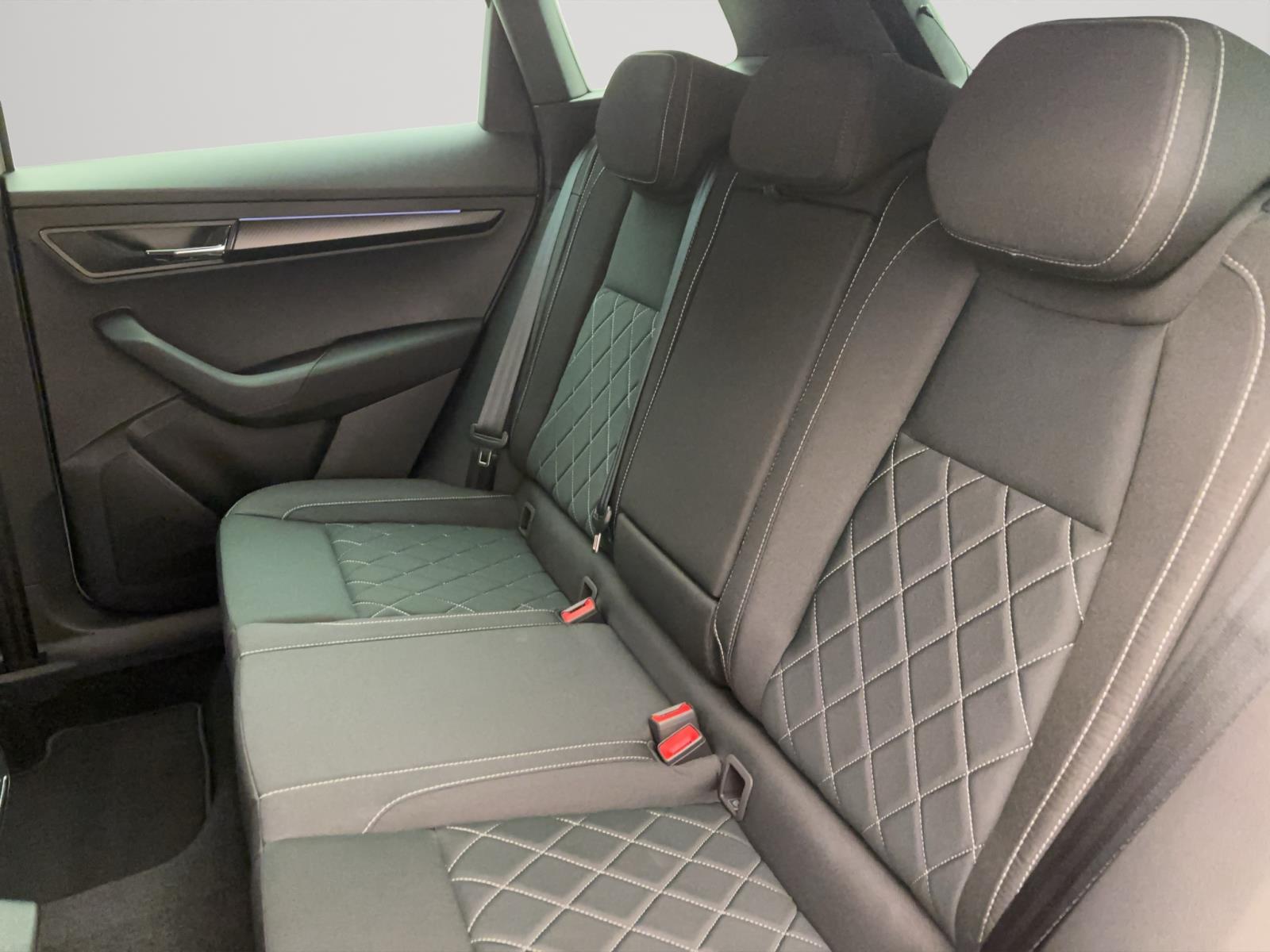 Skoda Karoq SPORTLINE 4X4 DSG AHK NAV DCC MATRIX 18
