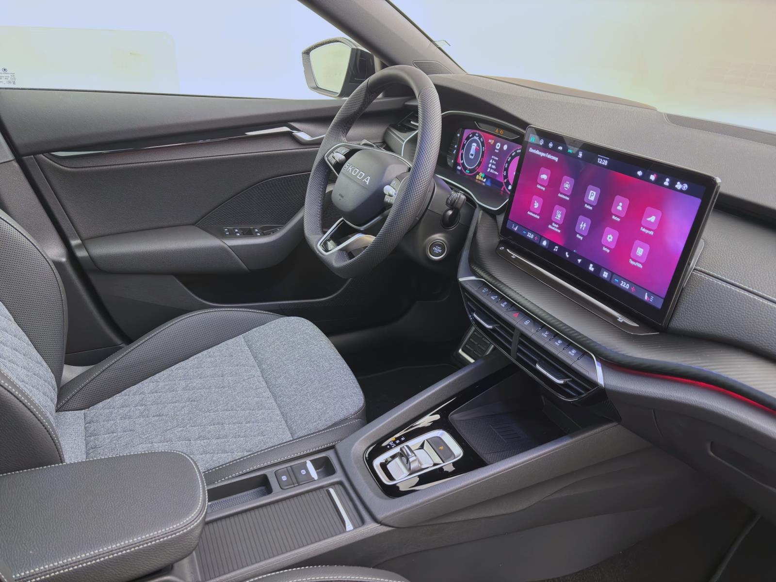 Skoda Octavia COMBI SPORTLINE DSG AHK PANO STANDH DCC pACC HoD MATRIX