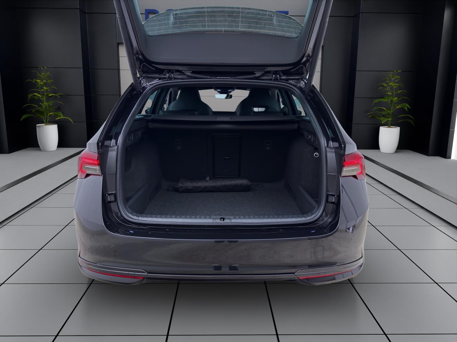 Skoda Octavia COMBI SPORTLINE DSG AHK PANO STANDH DCC pACC HoD MATRIX
