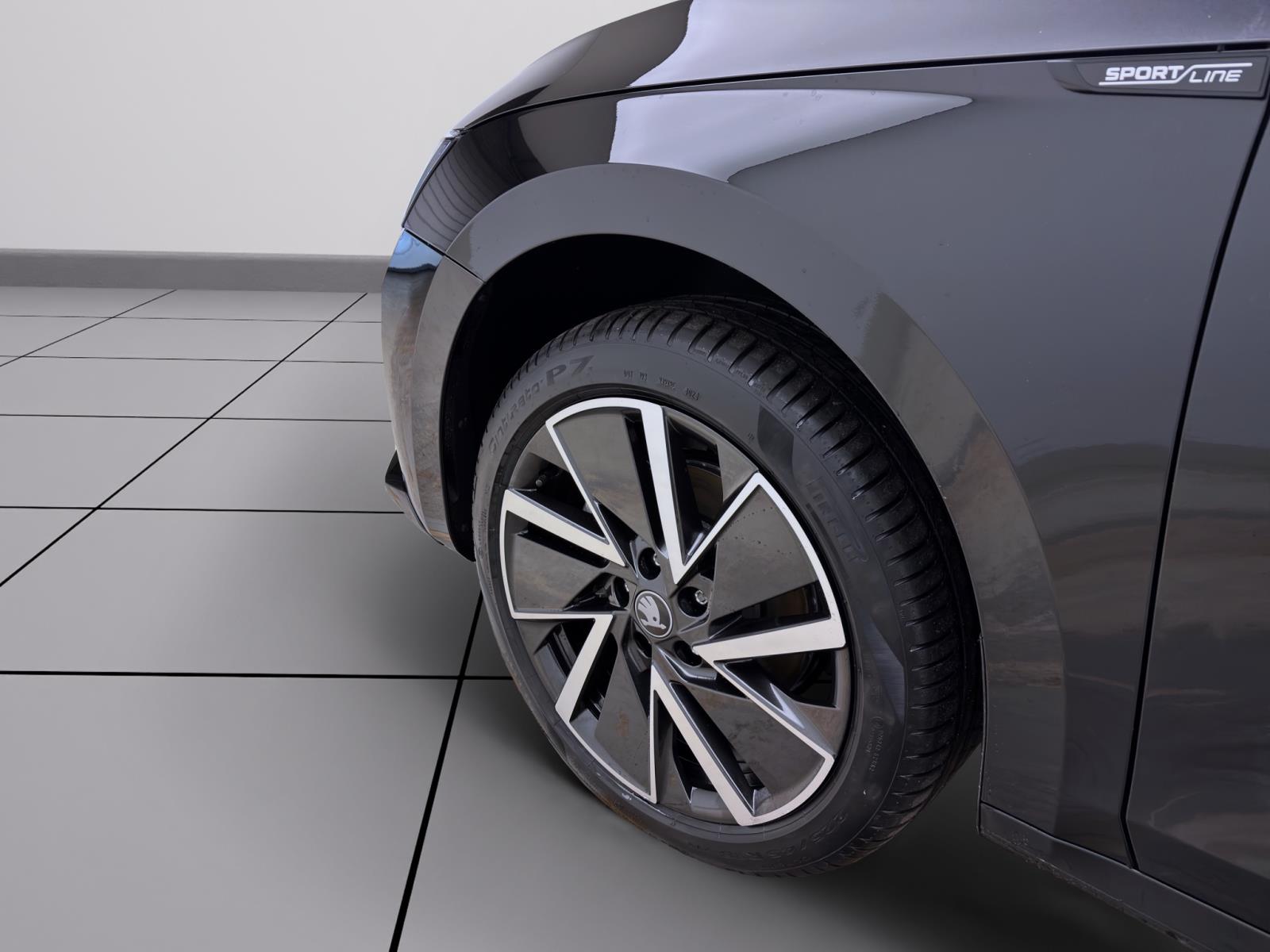 Skoda Octavia COMBI SPORTLINE DSG AHK PANO STANDH DCC pACC HoD MATRIX