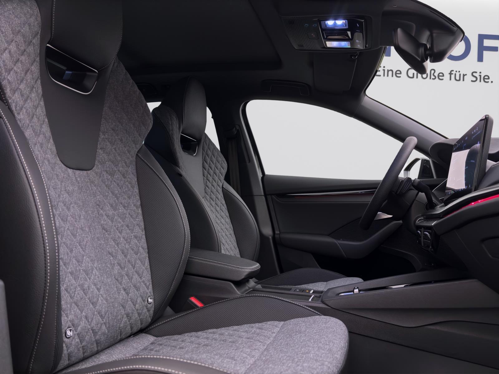 Skoda Octavia COMBI SPORTLINE DSG AHK PANO STANDH DCC pACC HoD MATRIX