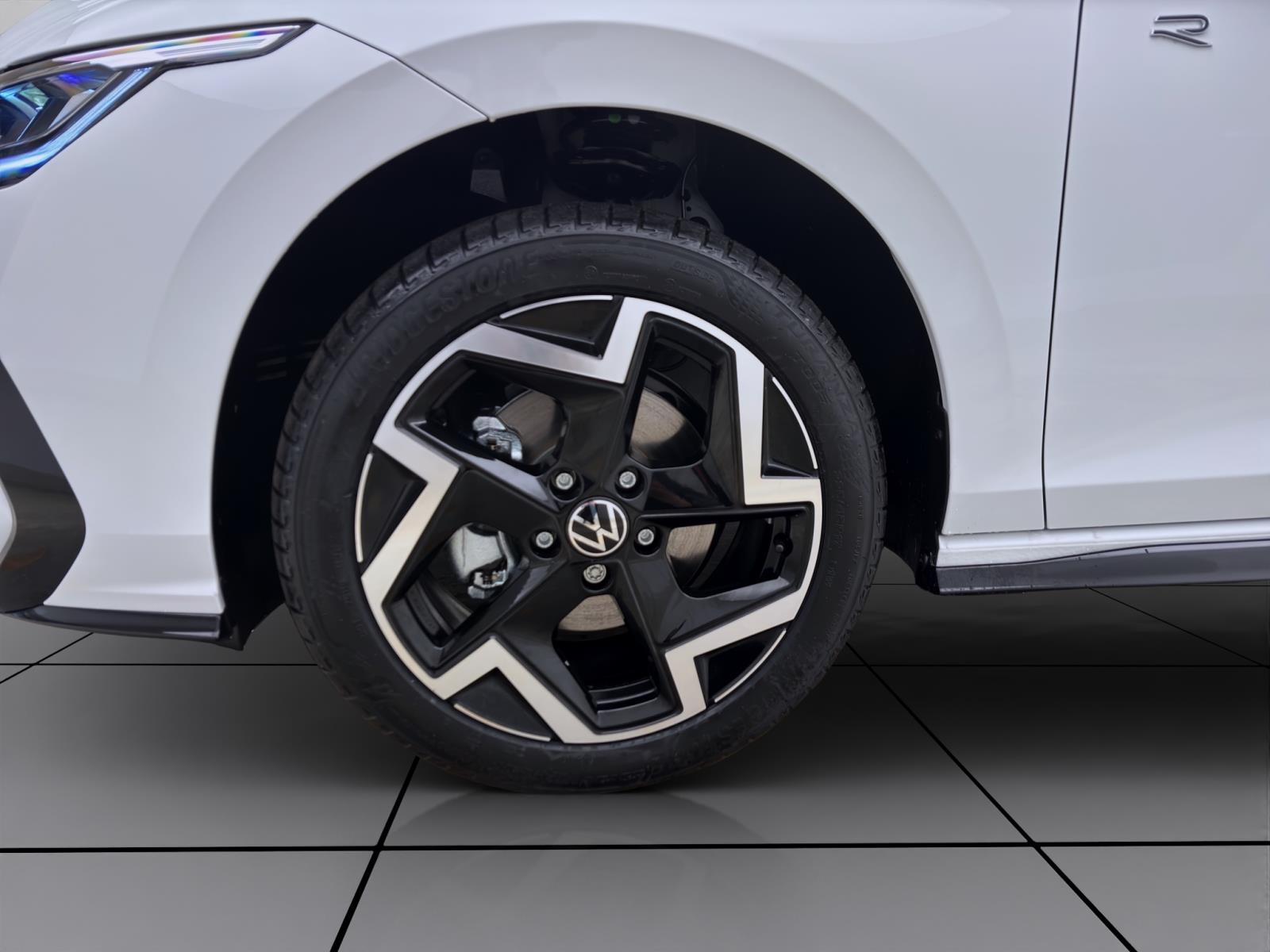 Volkswagen Golf 1.5 eTSI DSG R-LINE NAVI ACC HuD