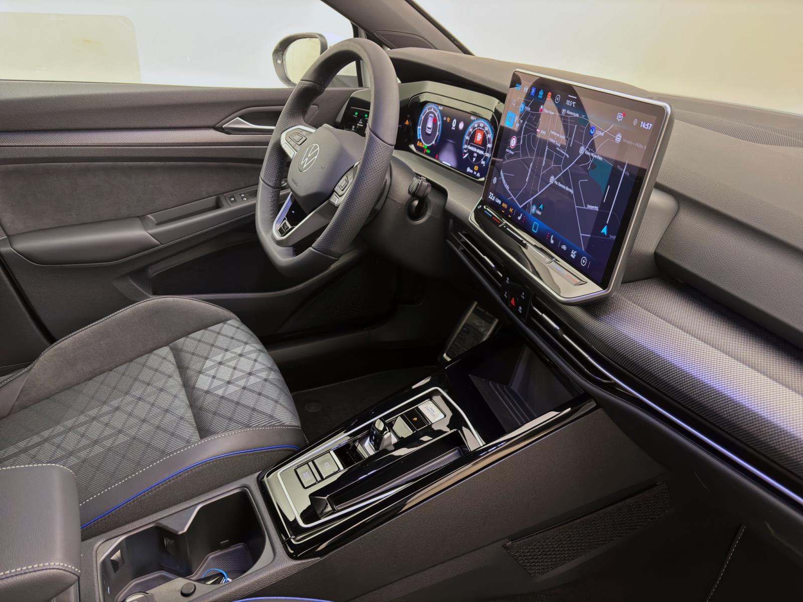 Volkswagen Golf 1.5 eTSI DSG R-LINE NAVI ACC HuD