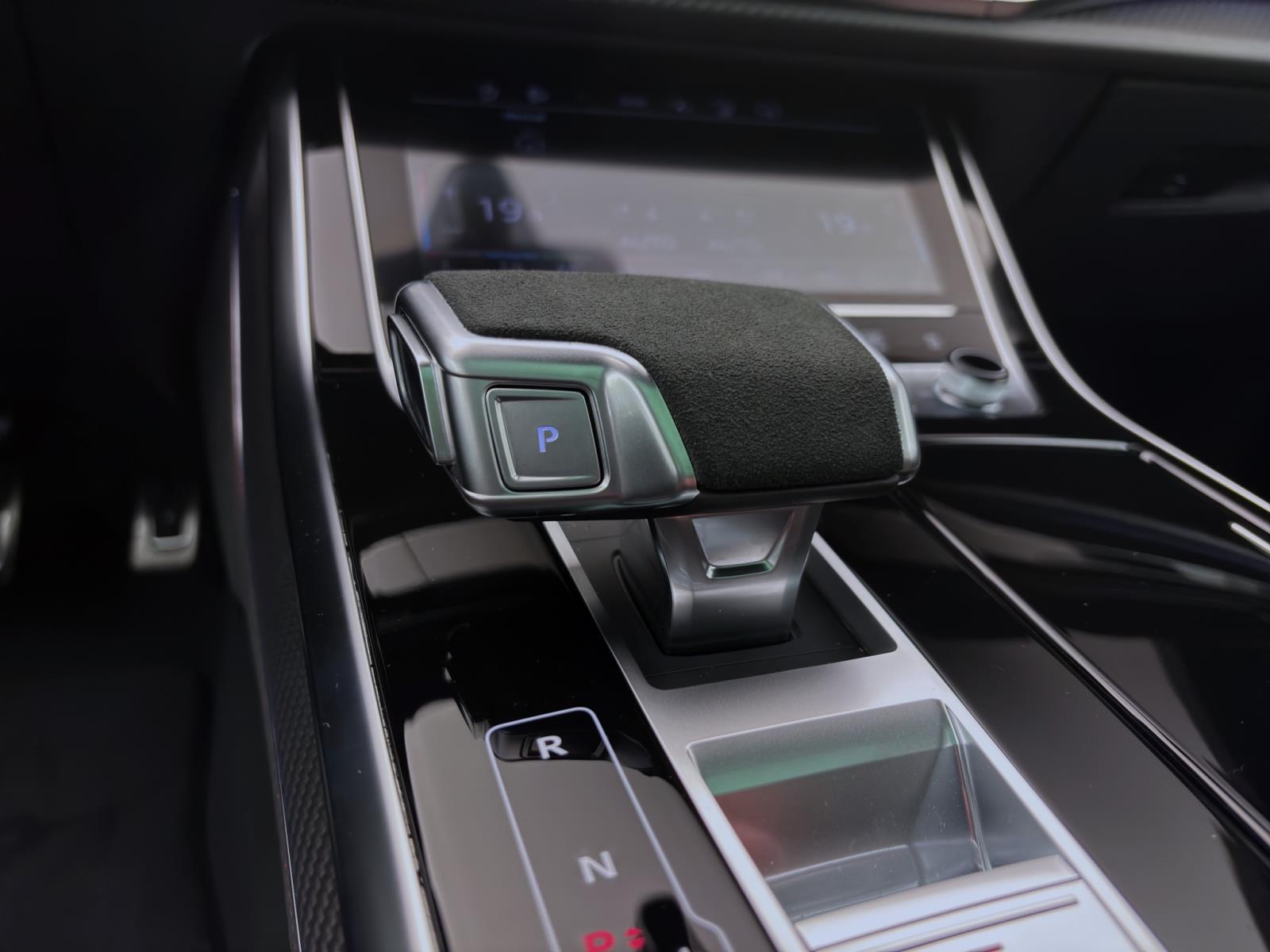 Audi RSQ8 SUV performance 471(640) kW(PS) tiptronic