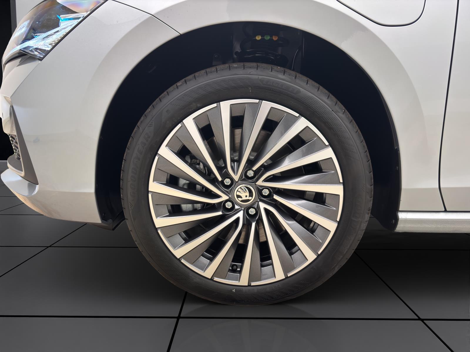 Skoda Superb COMBI iV L&K AHK NAV DCC CANTON 18 KAM MATRIX