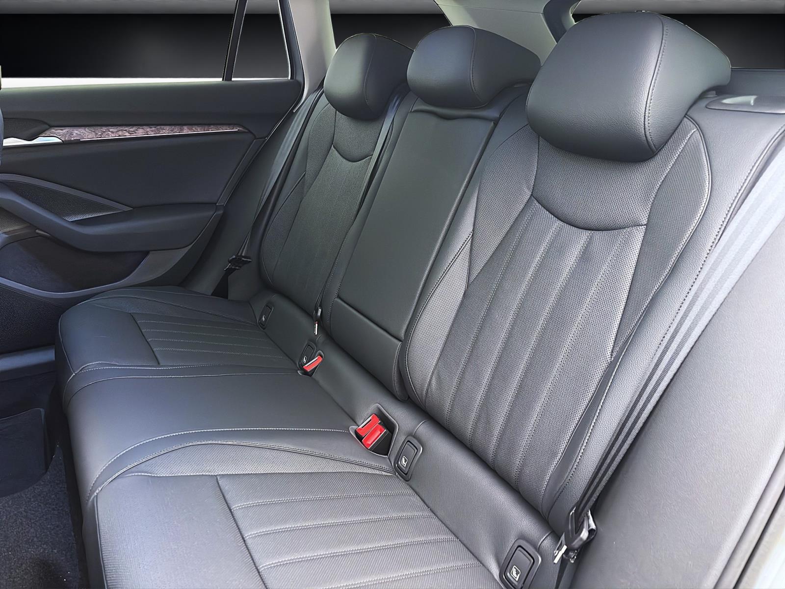 Skoda Superb COMBI iV L&K AHK NAV DCC CANTON 18 KAM MATRIX