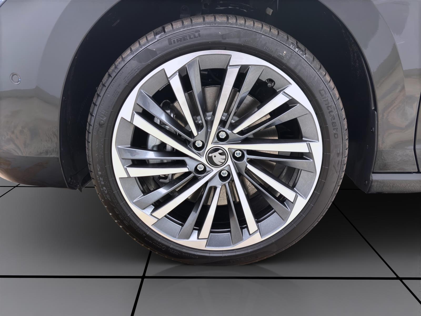 Skoda Superb COMBI L&K 4X4 AHK PANO STANDH 19NAV+ ASSISTENZ+