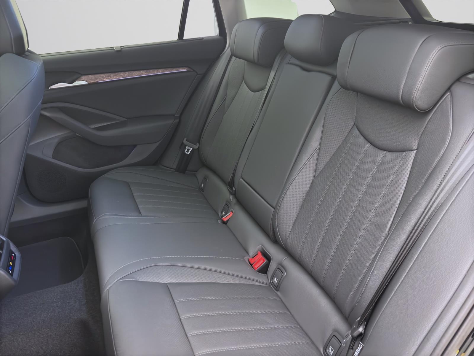 Skoda Superb COMBI L&K 4X4 AHK PANO STANDH 19NAV+ ASSISTENZ+