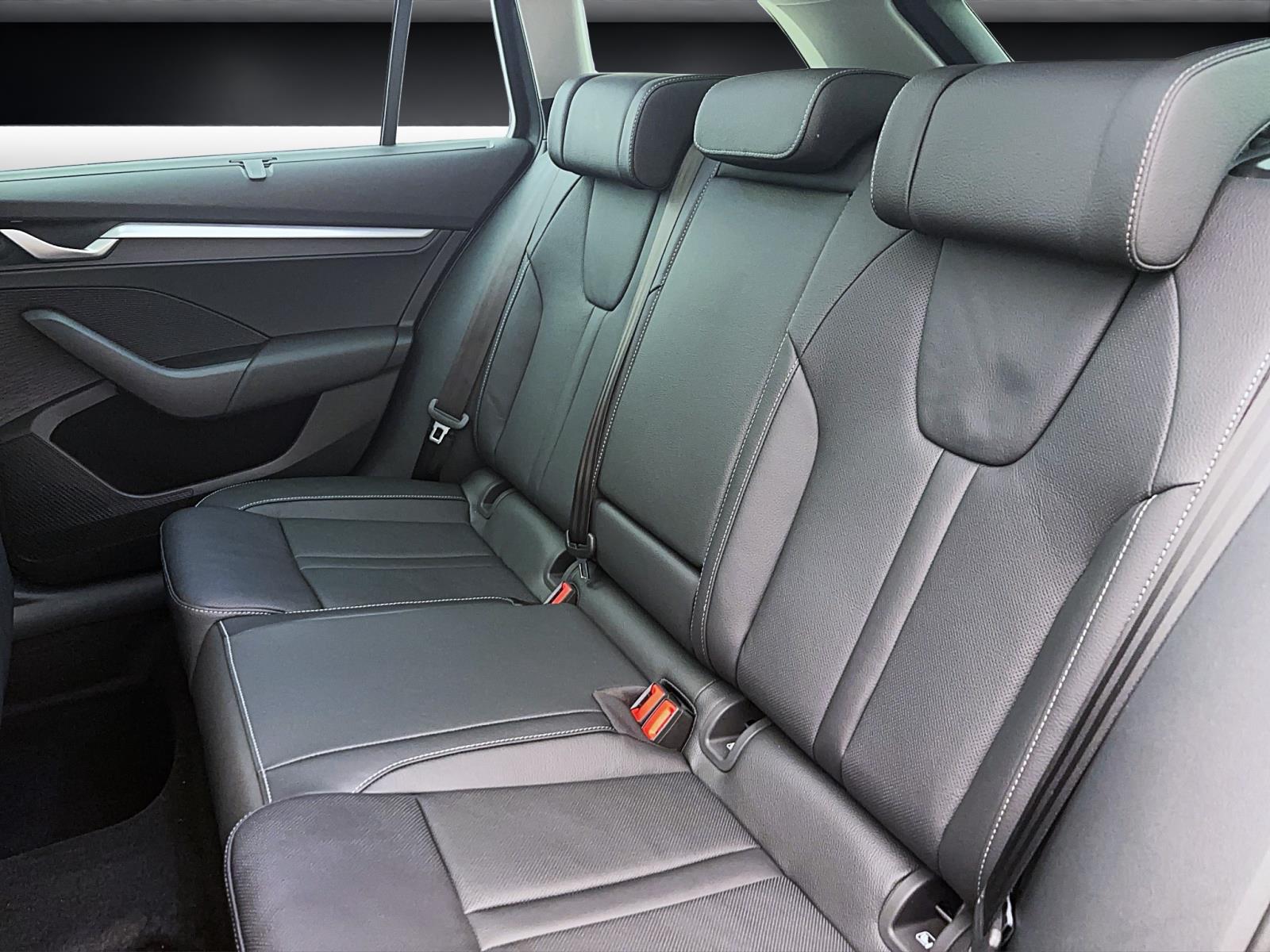 Skoda Octavia COMBI SELECTION AHK PANO 360° HEAD-UP NAV LICHT&SICHT+