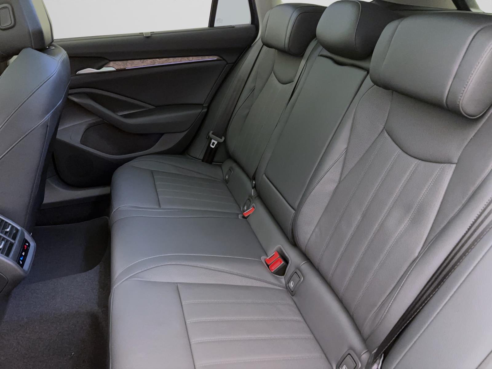 Skoda Superb COMBI iV L&K AHK PANO HEAD-UP CANTON 19 NAV ASSISTENZ+