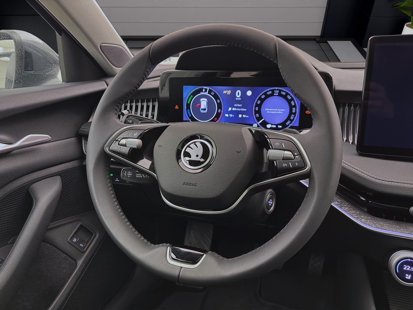 Skoda Superb COMBI iV SELECTION AHK PANO NAV DCC 19 CANTON ASSISTENZ+