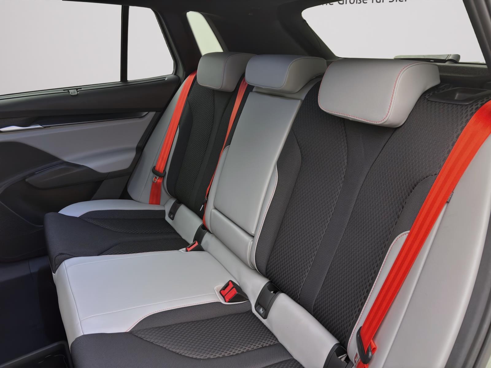 Skoda Elroq 85 FIRST EDITION MAXX AHK pACC 21 NAV WÄRMEP. MATRIX