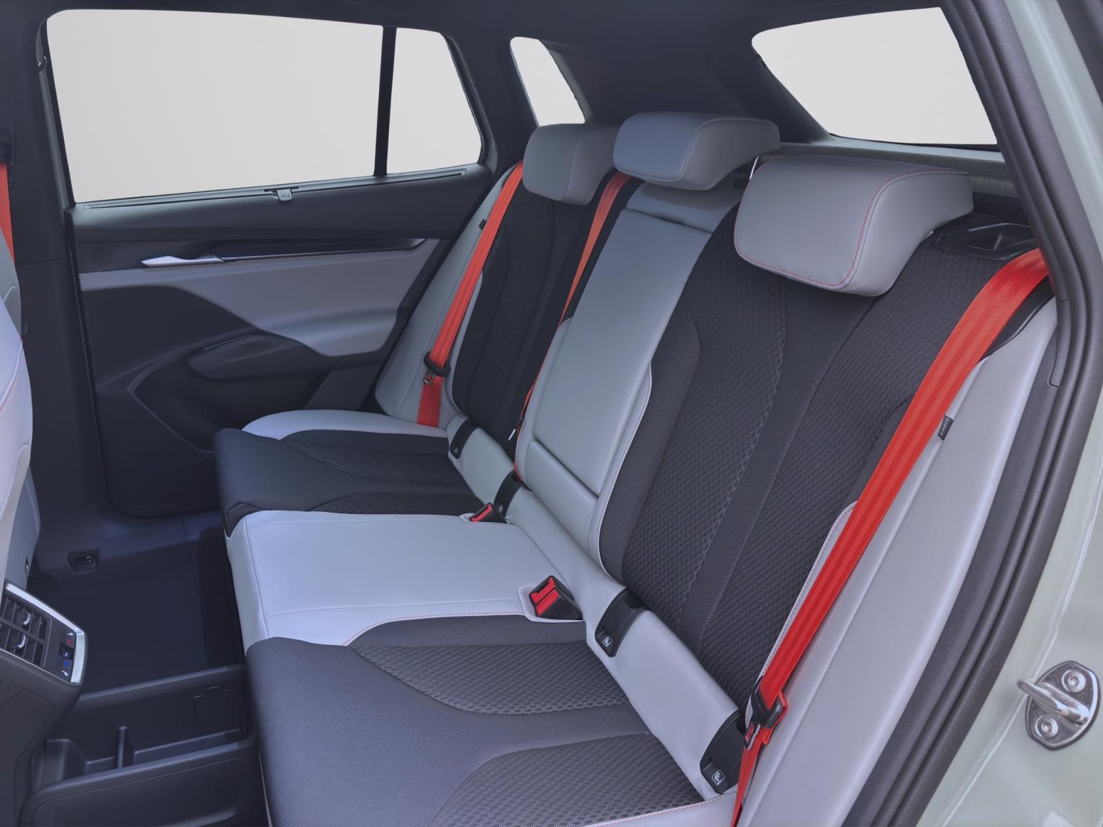 Skoda Elroq 85 FIRST EDITION MAXX AHK pACC 21 NAV WÄRMEP. MATRIX