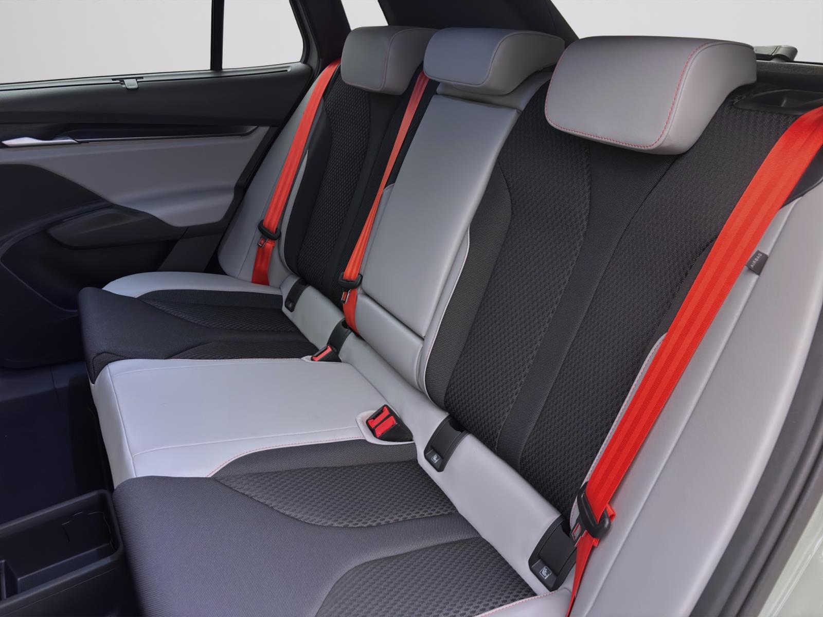 Skoda Elroq 85 FIRST EDITION MAXX AHK pACC 21 NAV WÄRMEP. MATRIX