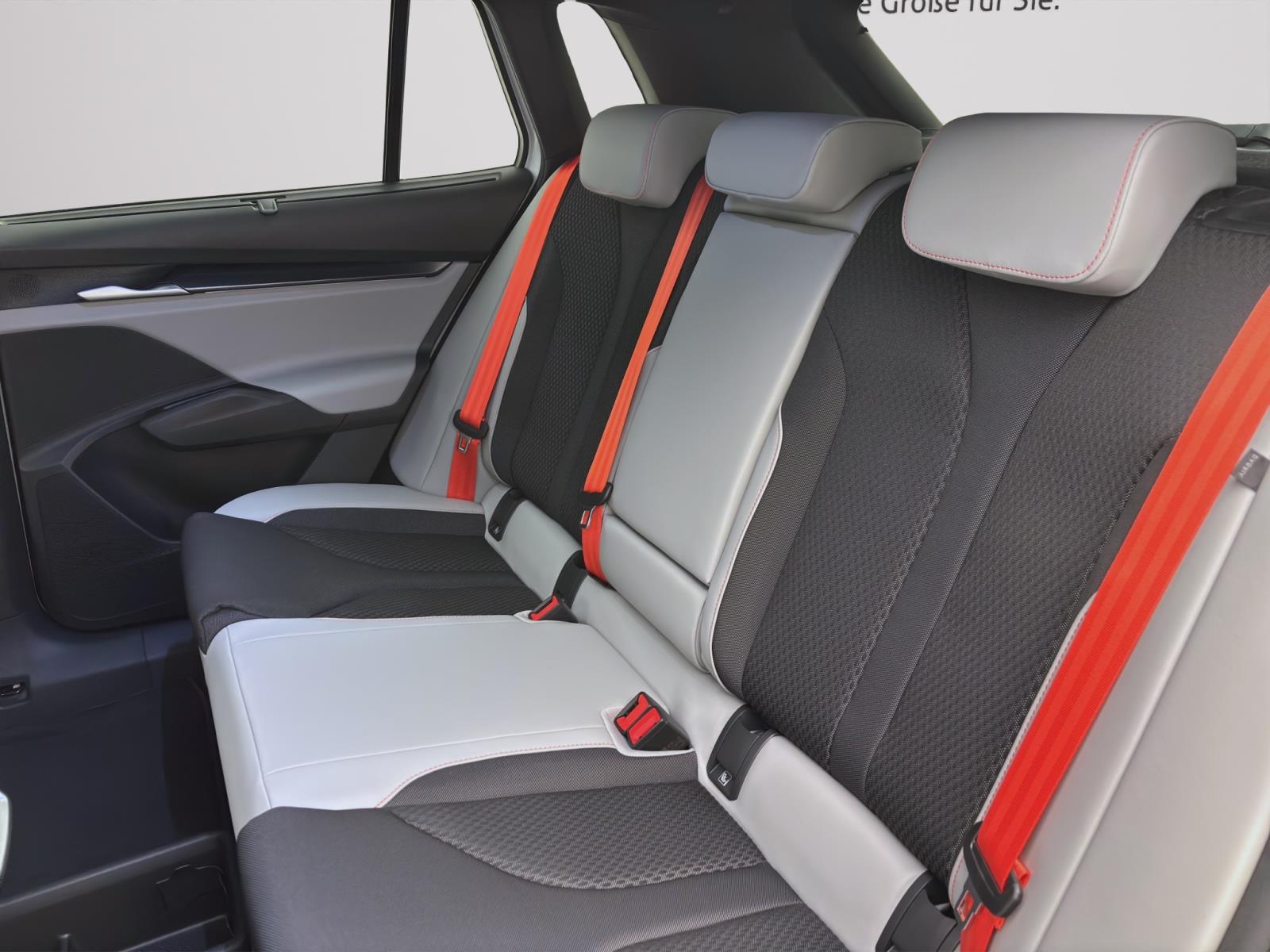 Skoda Elroq 85 FIRST EDITION MAXX AHK pACC 21 NAV WÄRMEP. MATRIX