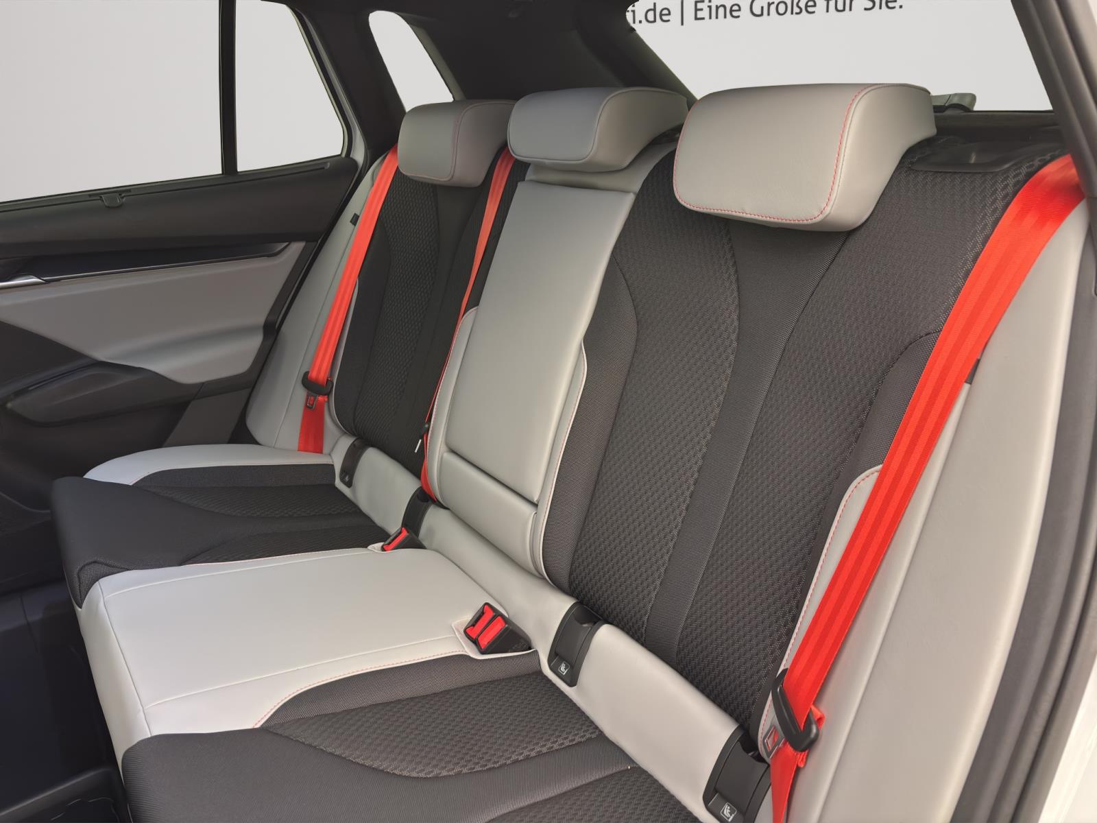 Skoda Elroq 85 FIRST EDITION MAXX AHK pACC 21 NAV WÄRMEP. MATRIX