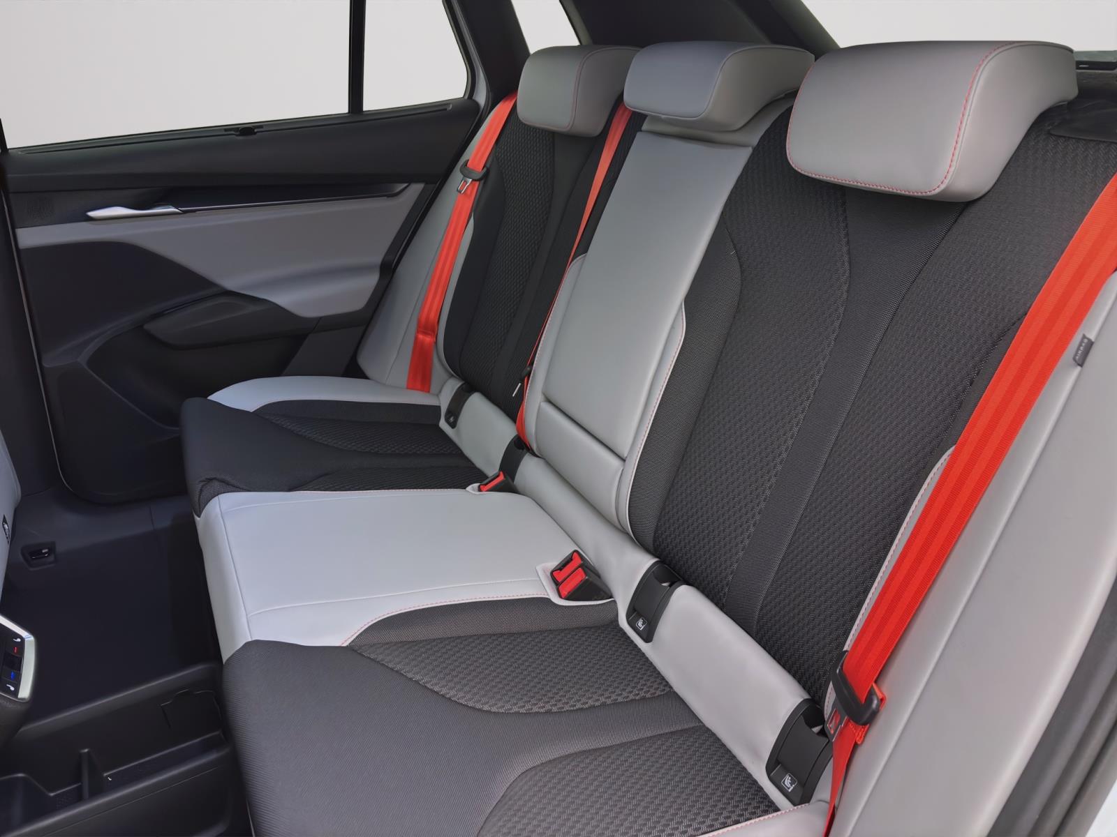 Skoda Elroq 85 FIRST EDITION MAXX AHK pACC 21 NAV WÄRMEP. MATRIX
