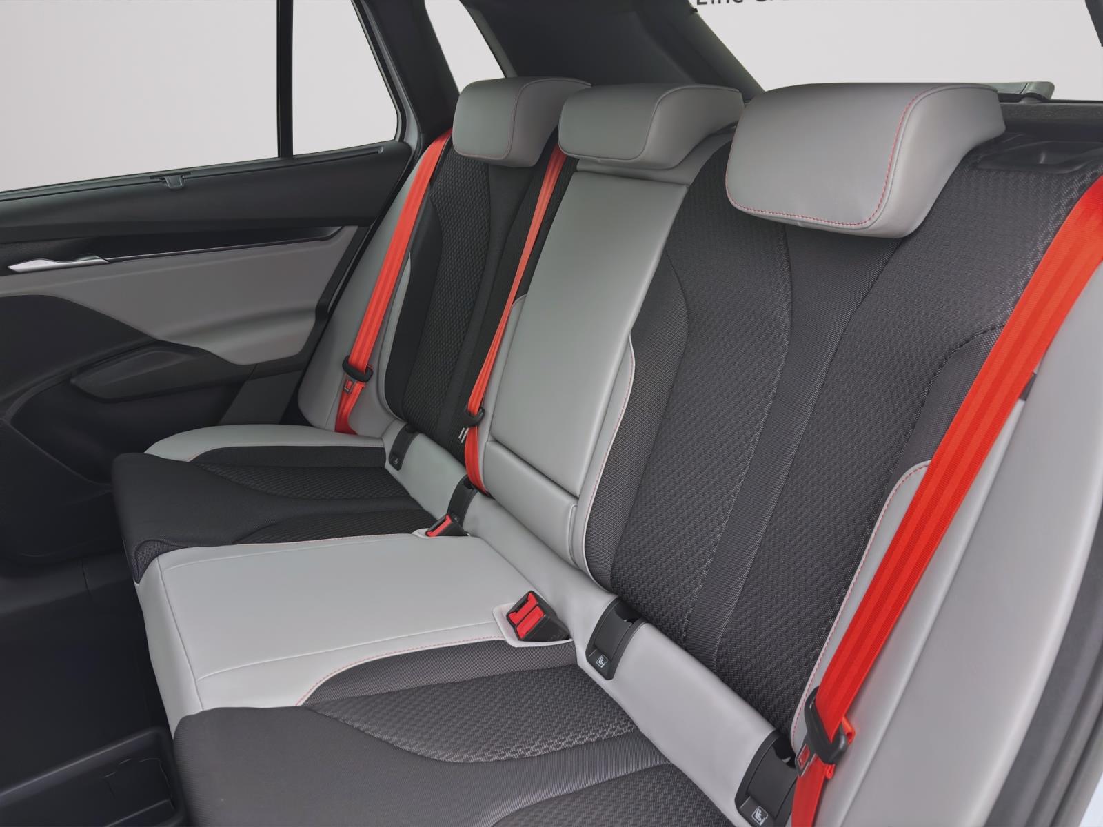 Skoda Elroq 85 FIRST EDITION MAXX AHK pACC 21 NAV WÄRMEP. MATRIX