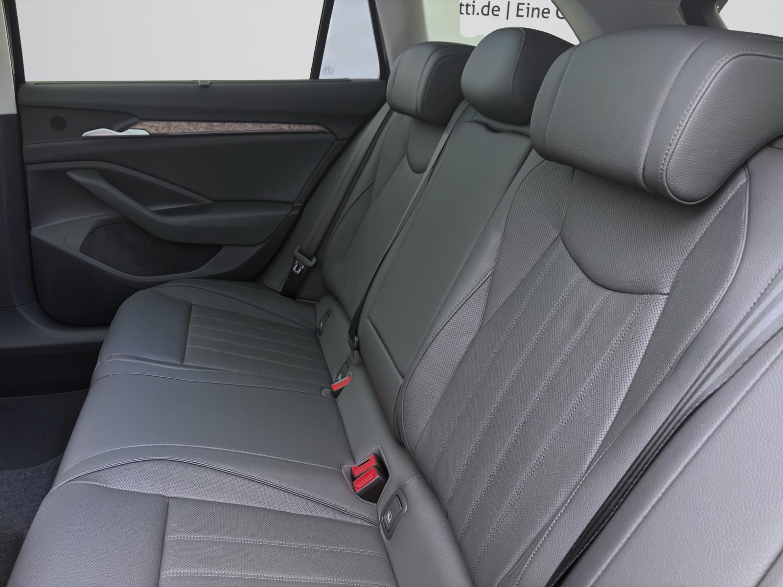 Skoda Superb COMBI iV L&K AHK PANO 19 NAV DCC ASSISTENZ+ CANTON