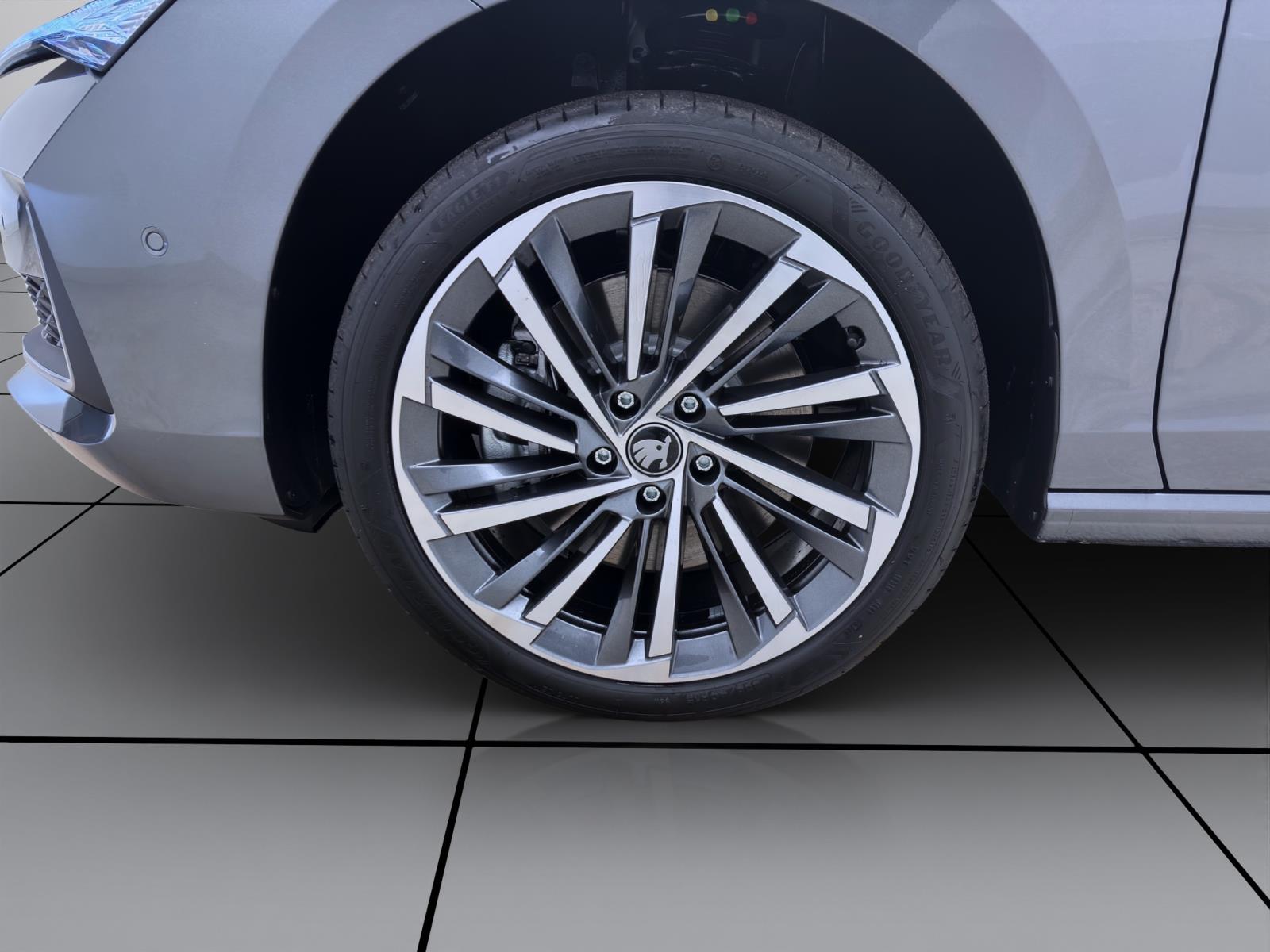 Skoda Superb COMBI L&K 4X4 AHK PANO STANDH 19 NAV+ ASSISTENZ+