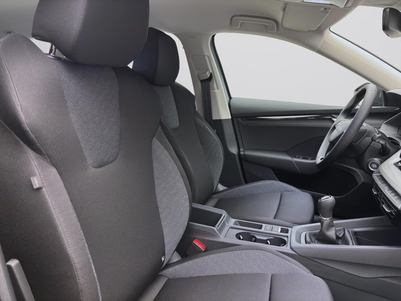 Skoda Octavia COMBI ESSENCE AHK LED PDC SHZ APPLE-CARPLAY & ANDROID-AUTO.